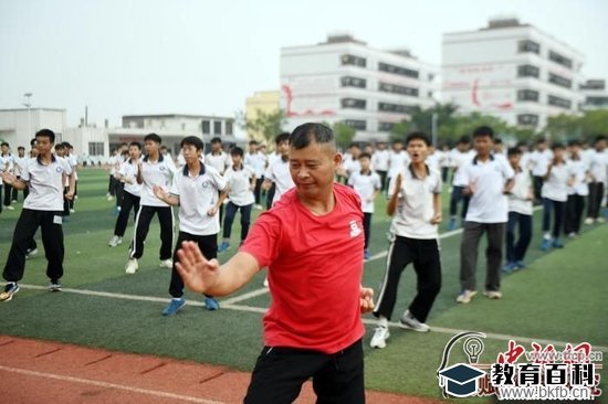 图为罗夏带领学生在练习十八路荘。 蒋雪林 摄