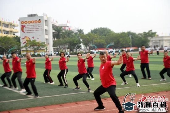 图为罗夏教本校老师十八路荘。 蒋雪林 摄