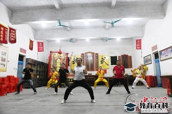 图为罗夏(右二)在三社村武馆练习十八路荘。 蒋雪林 摄