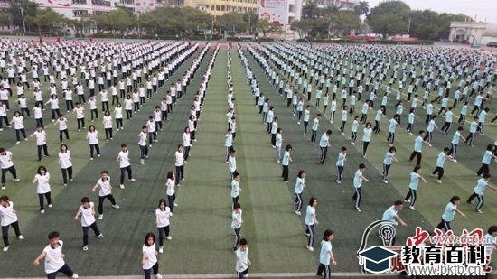 图为福绵镇第二初级中学十八路荘武术操。 蒋雪林 摄