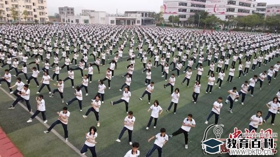 图为福绵镇第二初级中学十八路荘武术操。 蒋雪林 摄
