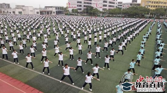 图为福绵镇第二初级中学十八路荘武术操。 蒋雪林 摄